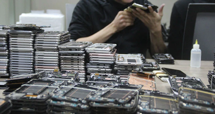 Harga Skrin LCD iPhone Berpolarisasi pada 2026: Mengapa Kedai Pembaikan Bertukar Kembali kepada Paparan Asal yang Diperbaharui
